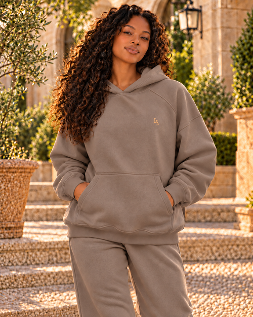 Lalesia AURA Light Hoodie Milchkaffee – Amara, natürlich retuschiertes Porträt