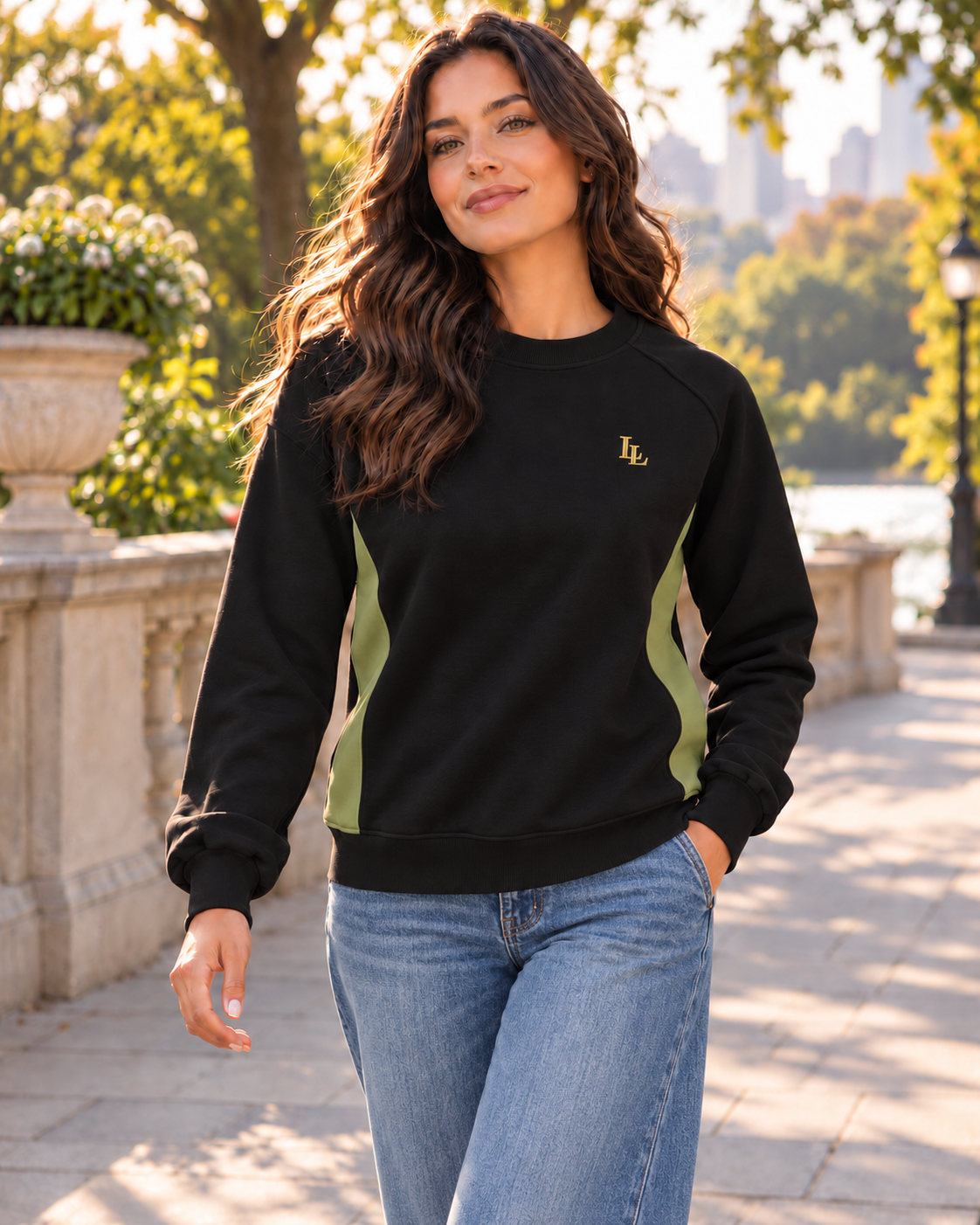Lalesia Comfort light sweatshirt – Model mit moderner blauer Jeans