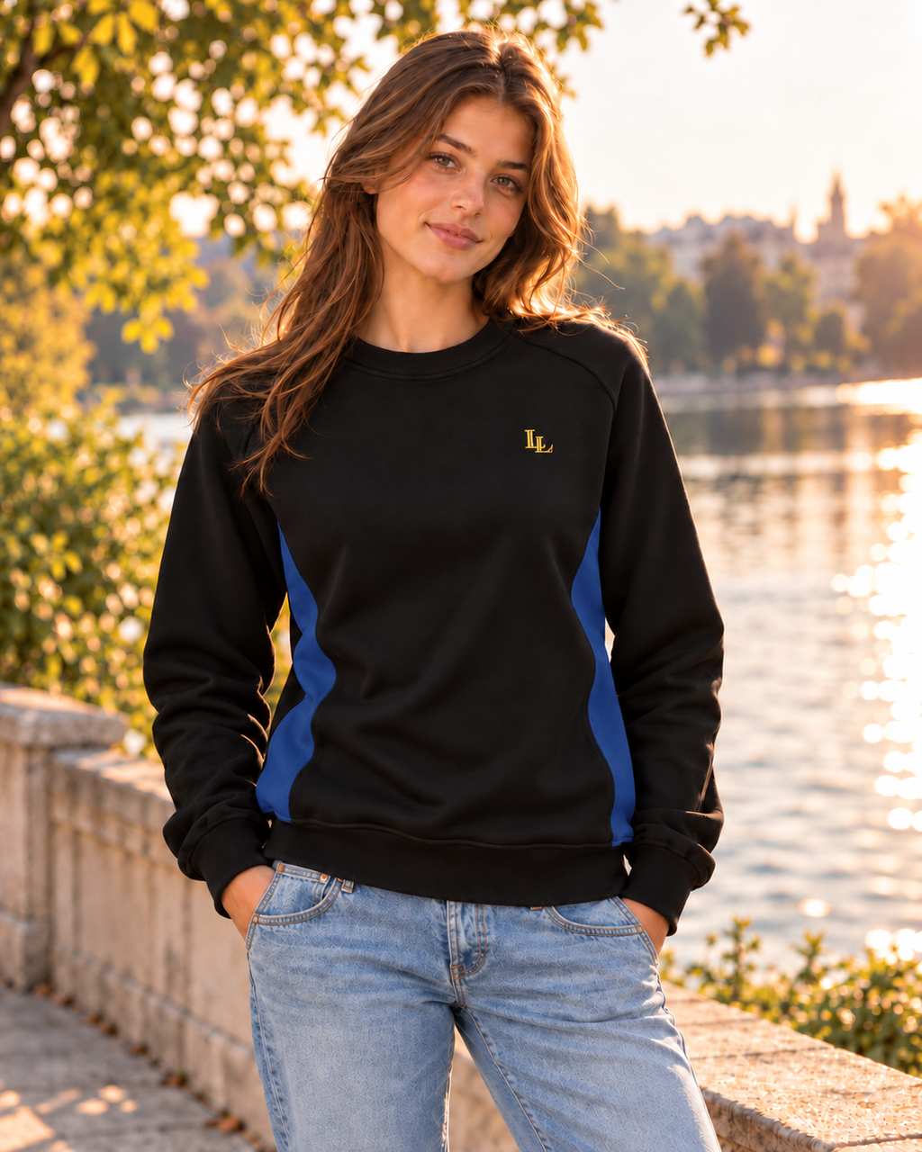 Lalesia Light Sweatshirt Schwarz/Blau – Model mit heller Jeans