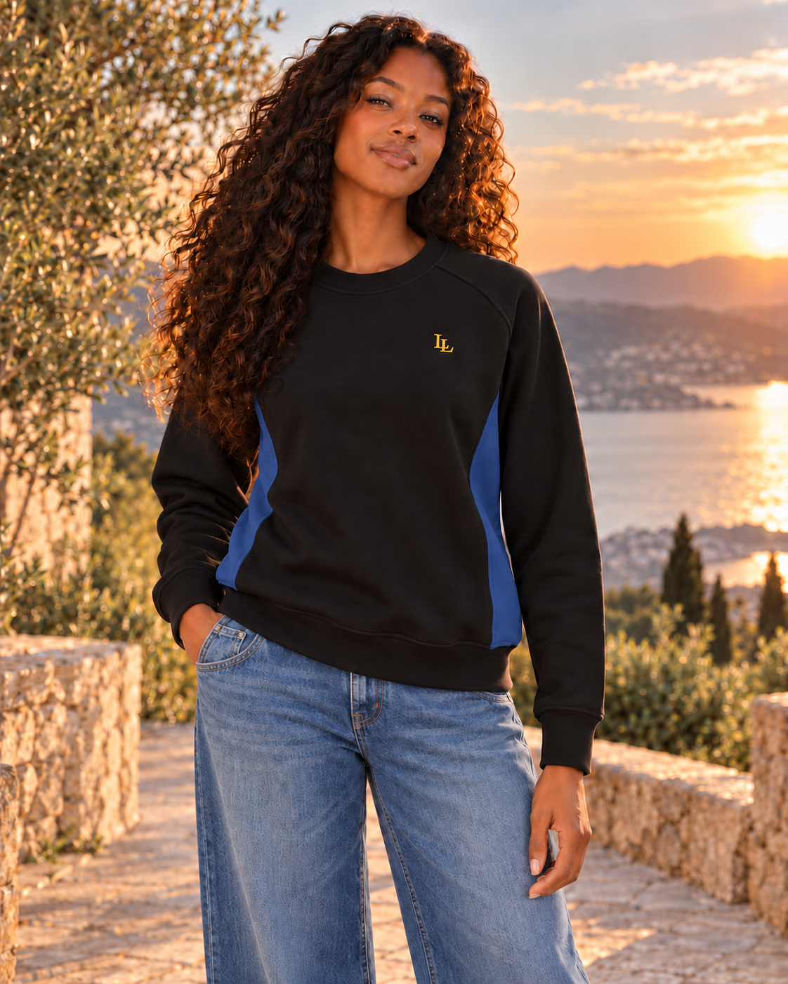 Lalesia Light Sweatshirt Schwarz/Blau – Model mit weiter Jeans