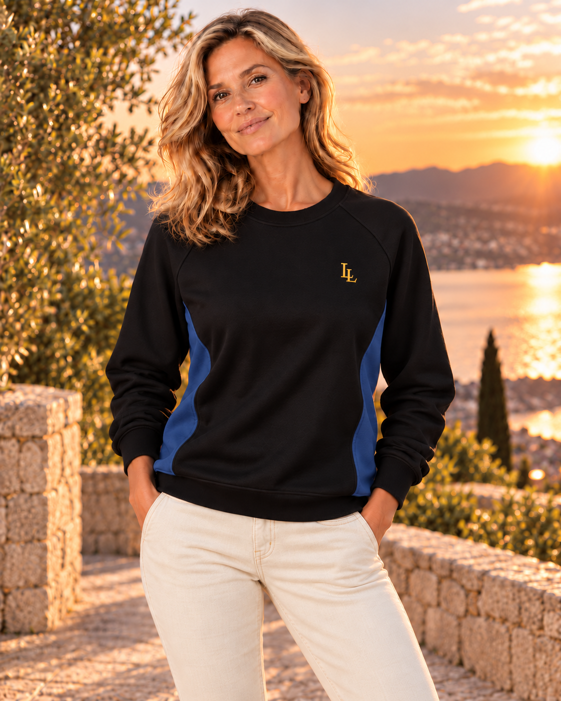 Lalesia Light Sweatshirt Schwarz/Blau – Älteres Model mit Ecru-Jeans