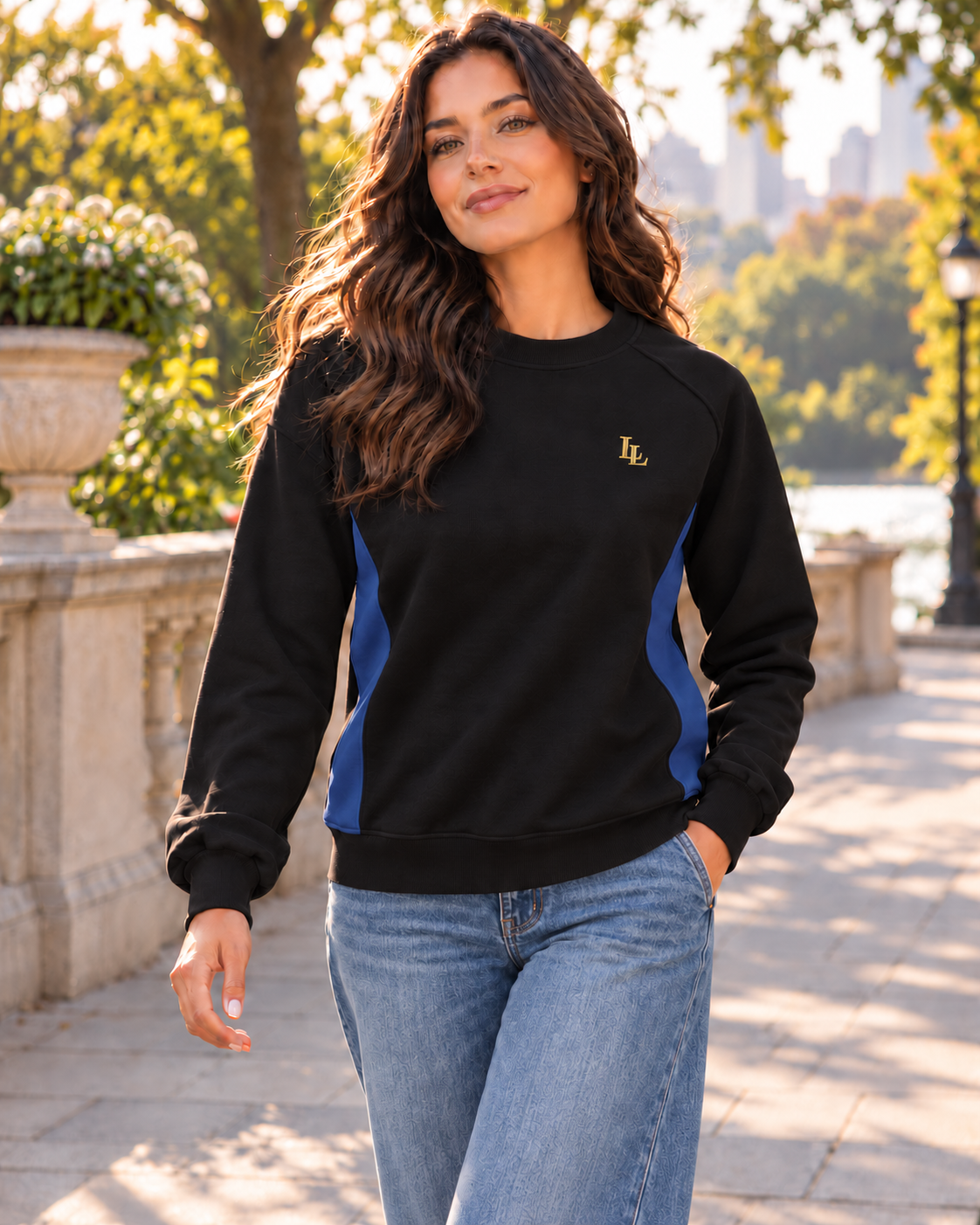 Lalesia Light Sweatshirt Schwarz/Blau – Model mit Jeans