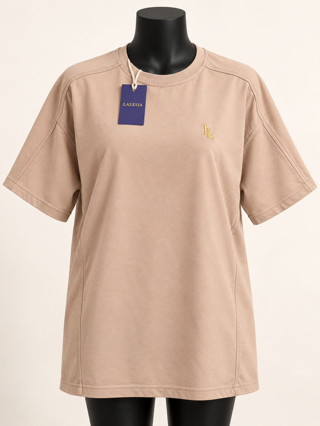 Lalesia Oversize comfort t-shirt Beige – Vorderansicht auf Schaufensterpuppe