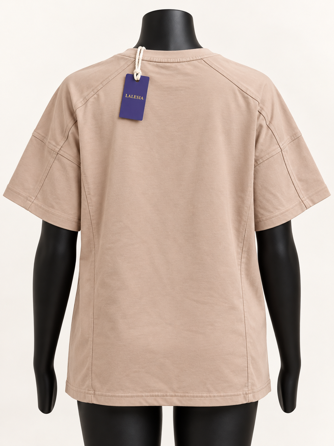 Lalesia Oversize comfort t-shirt Beige – Rückansicht auf Schaufensterpuppe