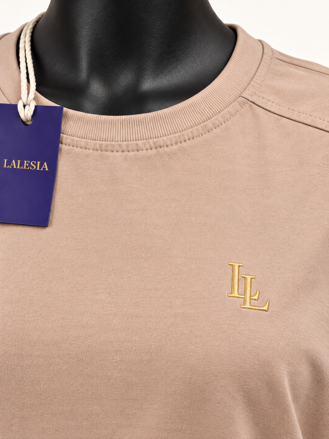 Lalesia Oversize comfort t-shirt Beige – Detail Kragen Schulternaht und goldenes LL-Logo